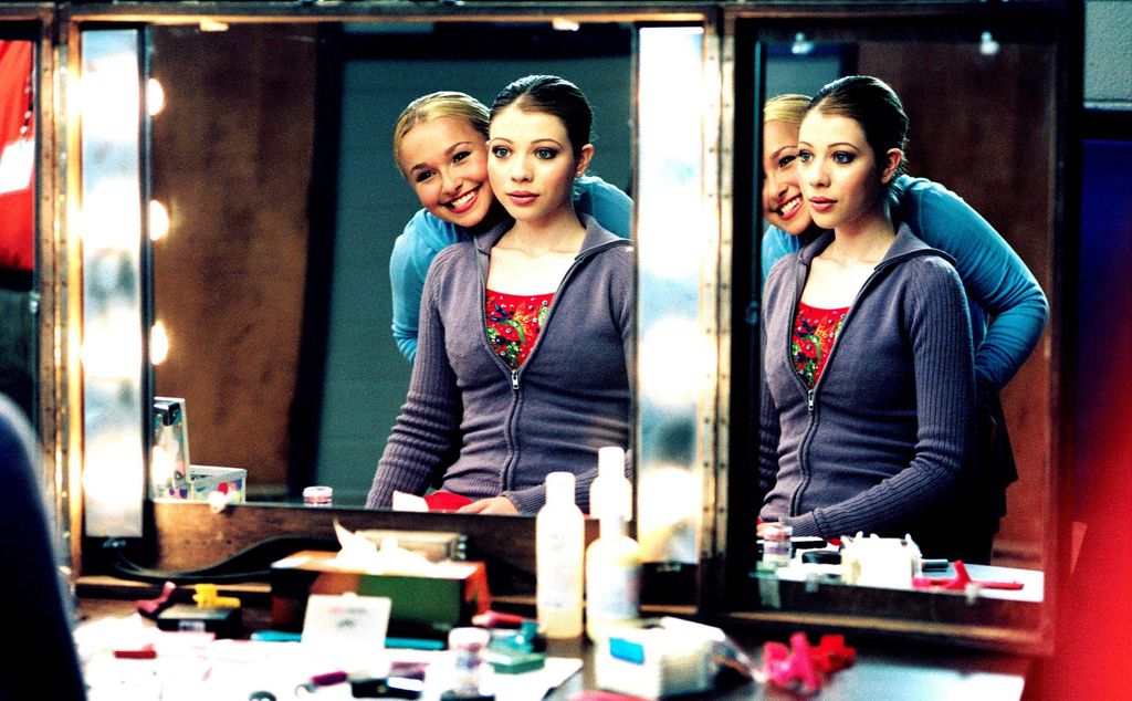 Las actirces en sus personajes como Gen (Hayden Panettiere) y Casey (Michelle Trachtenberg).