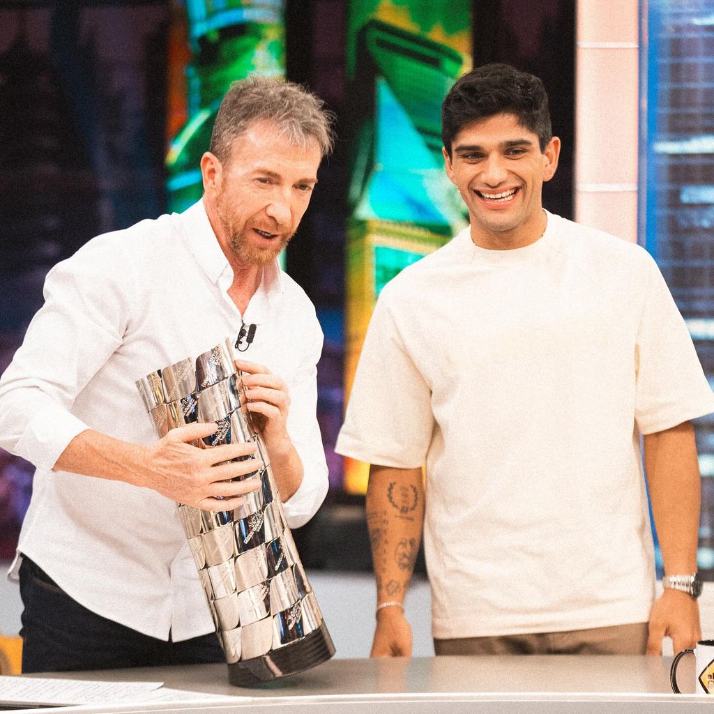 Plano medio de Jorge Martín en El Hormiguero con Pablo Motos