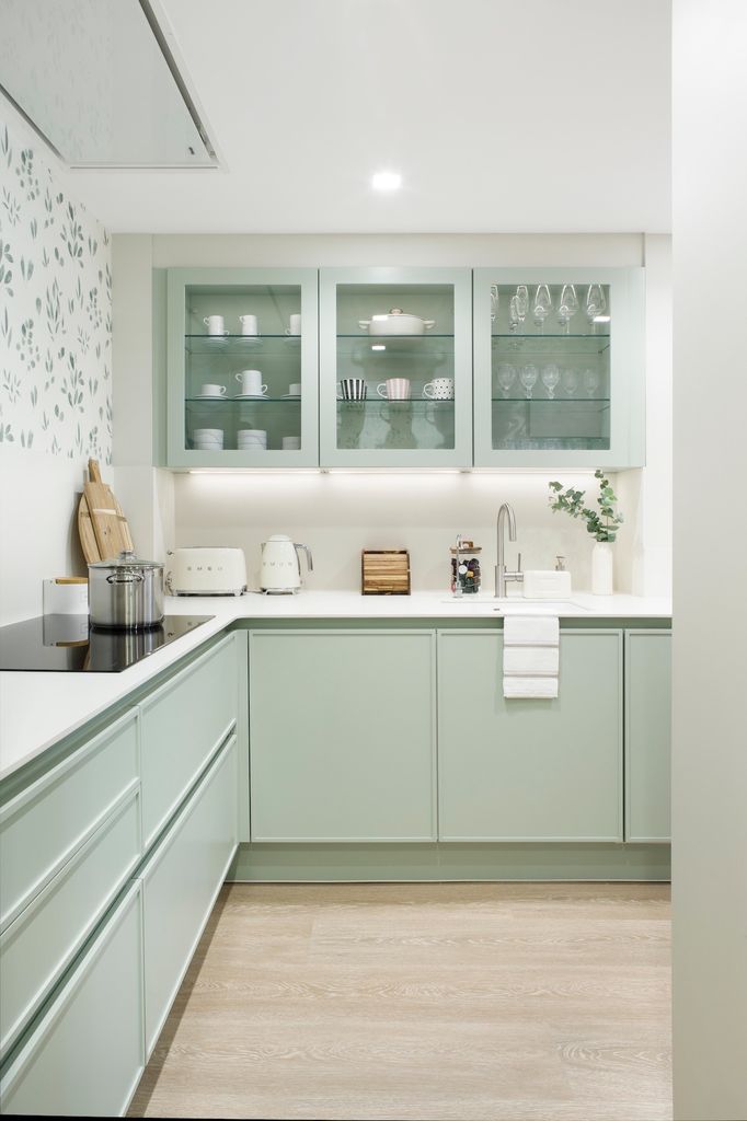 Cocina con papel pintado. 