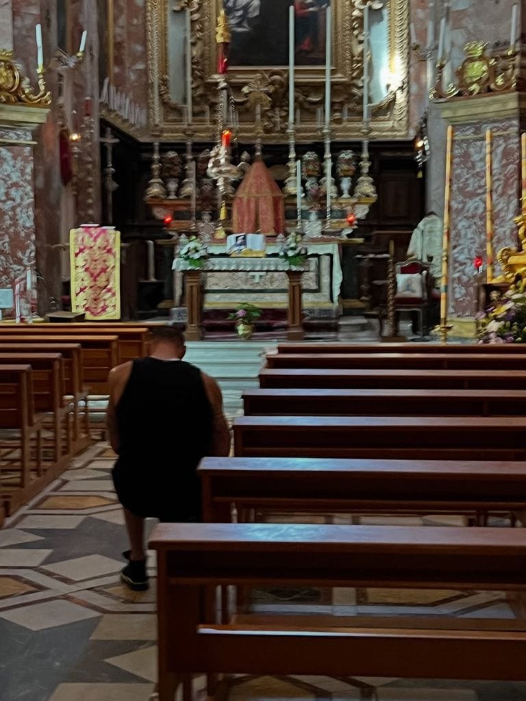 Ricky Martin demostró su fé en la capilla de Santa Águeda