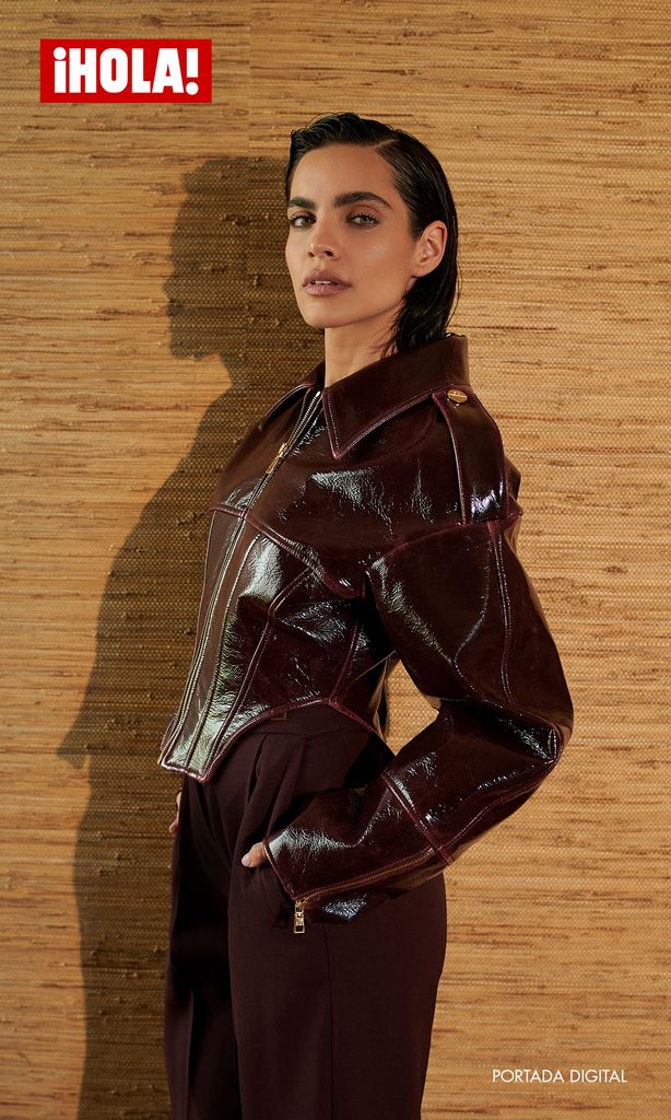 Fotógrafo: Esteban Calderón | Stylist: Rafael Linares | Peinado: Aviva Jansen Perea | Maquillaje: Carola González | Chaqueta: AS by DF | Pantalones: Xirena | Cinturón: Dehanche | Camisa: Posse | Aretes, anillos: Lilou
