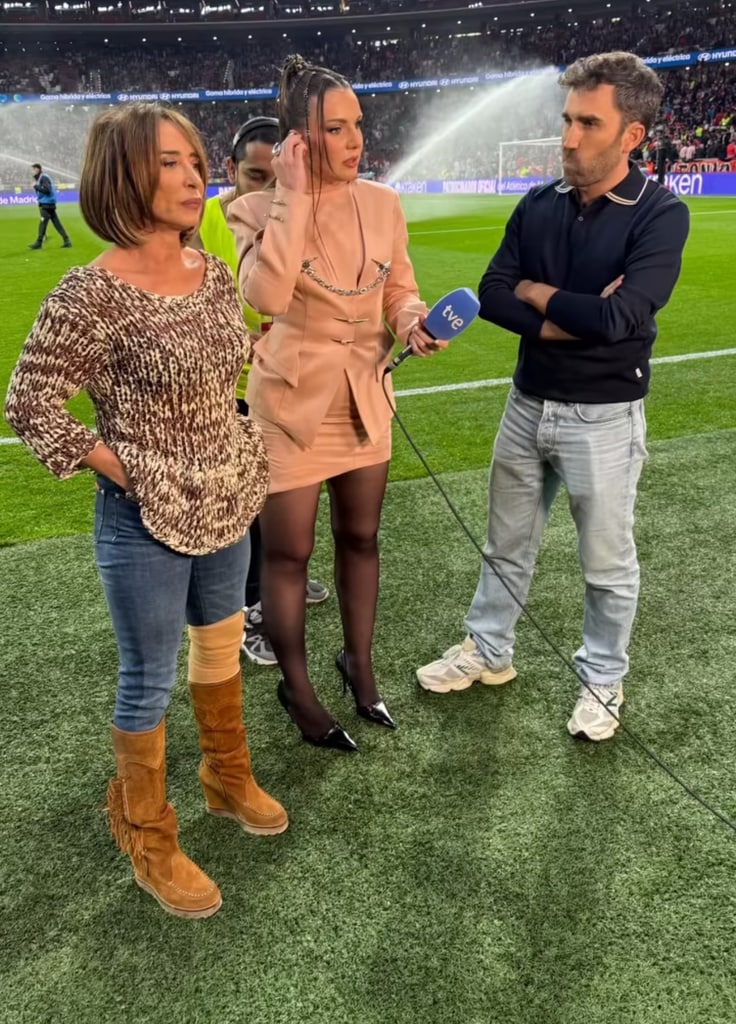 María Patiño, Aitor Albizua e Inés Hernand en el Wanda Metropolitano en la presentación de 'La familia de la tele'