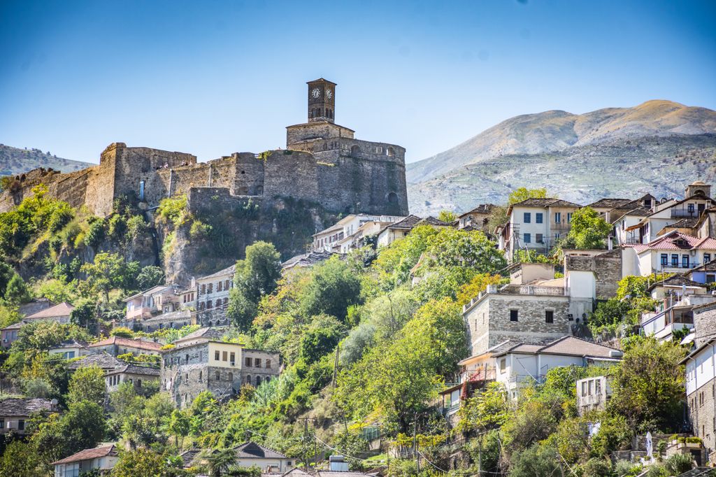 El espectacular castillo de Gjirokaster (Gjirokastra) en el sur de Albania que domina el horizonte de esta ciudad declarada Patrimonio de la Humanidad por la Unesco, Albania