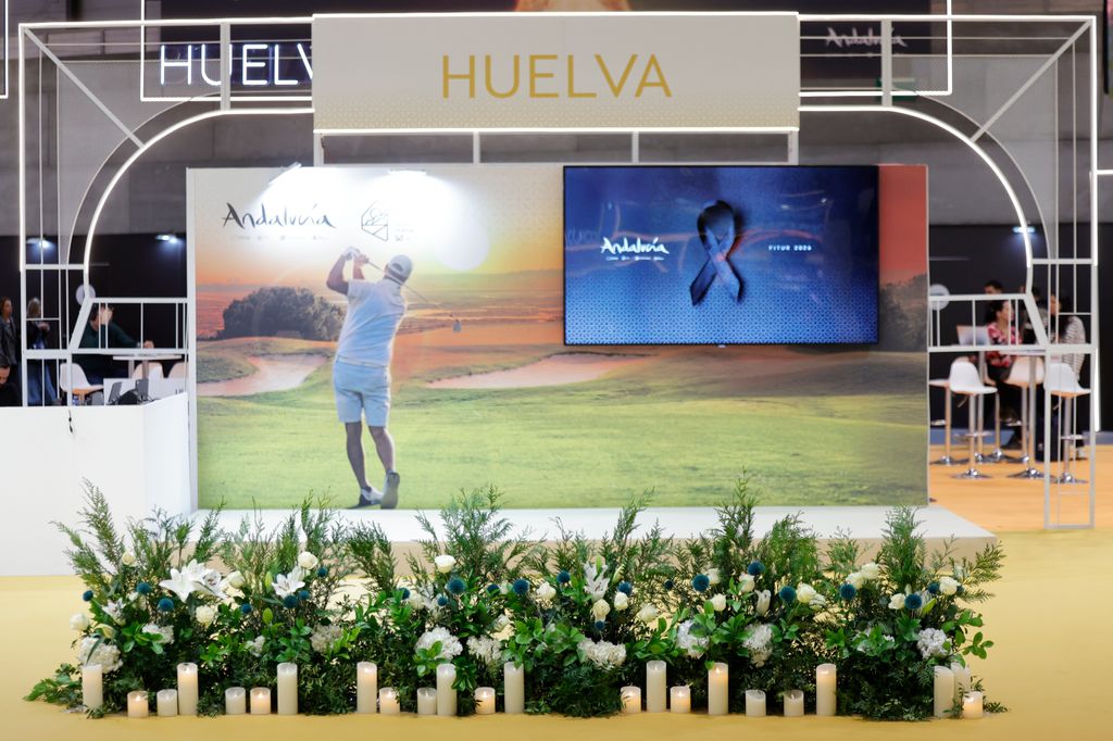 Homenaje a las víctimas del accidente de tren en Fitur