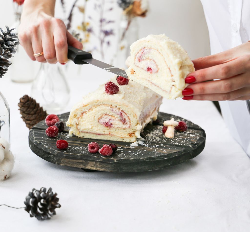 A partir de la receta clásica han surgido distintas variantes de troncos de Navidad. Este, por ejemplo, incluye chocolate blanco. 