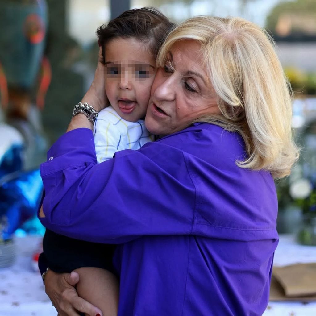La madre de Miguel Torres con el pequeño Miki