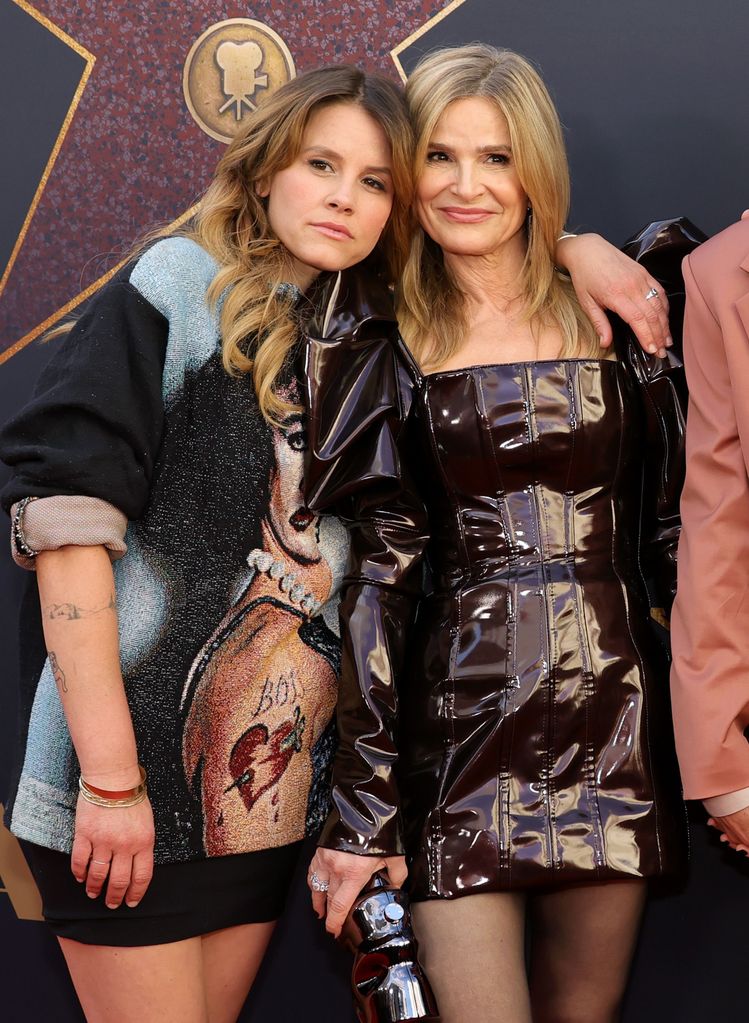 Sosie Bacon y Kyra Sedgwick en el estreno de 'MAXXXINE' en Hollywood el 24 de junio de 2024