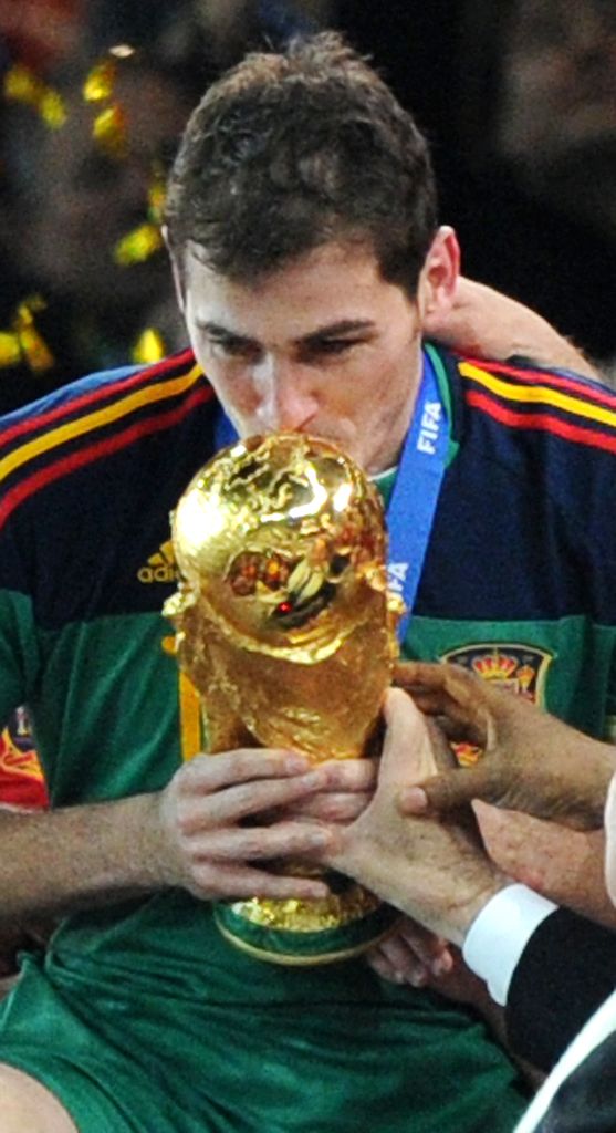 Iker Casillas besando la copa del mundo
