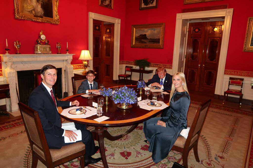 El presidente recibió a su yerno Jared Kushner, su hija Ivanka y su niego Joseph en una sala llena de historia.