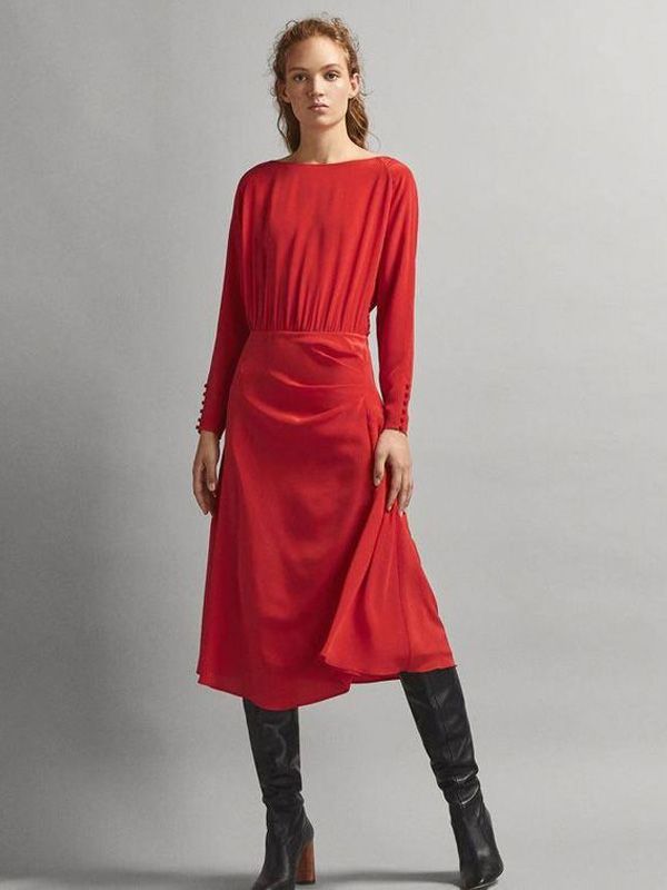 La reina Letizia repite un vestido rojo de Massimo Dutti en su último día en Angola