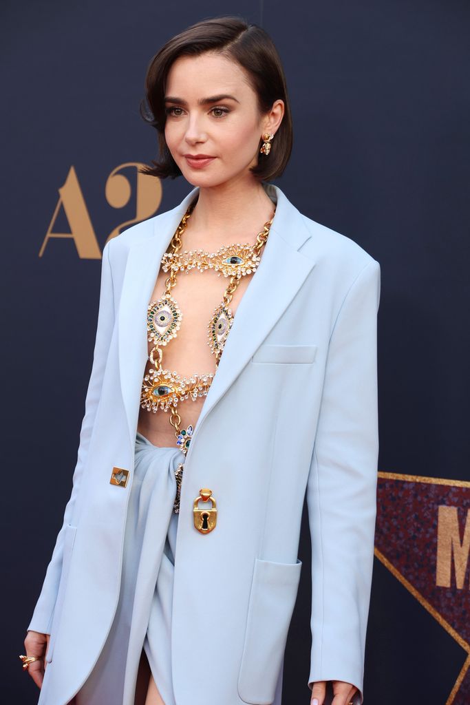 Lily Collins con pelo corto y conjunto de Schiaparelli en la premier de MAXXXINE