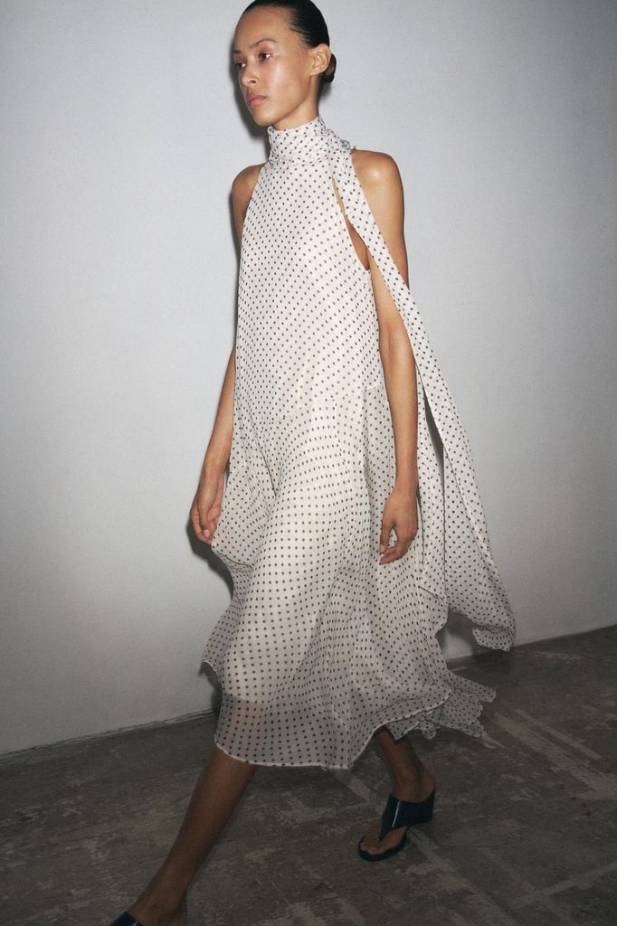 Vestido de invitada de Zara con lunares y cuello halter