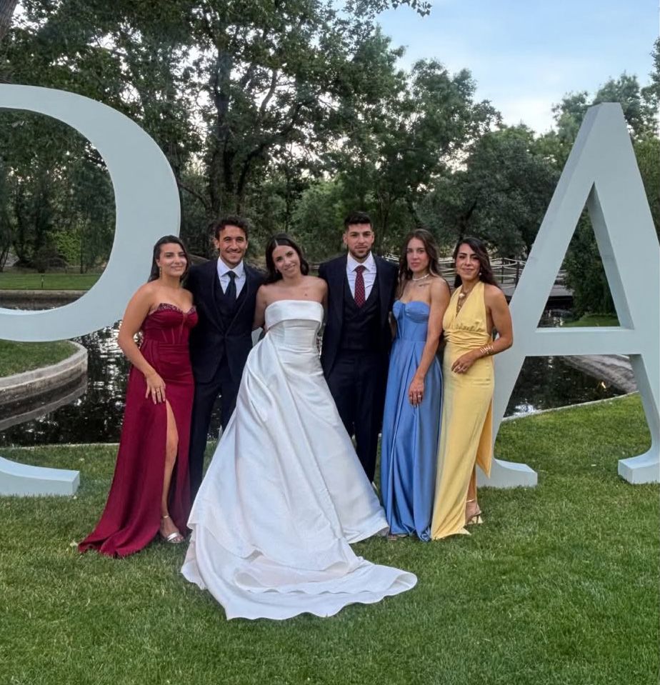Los novios posan con algunos amigos