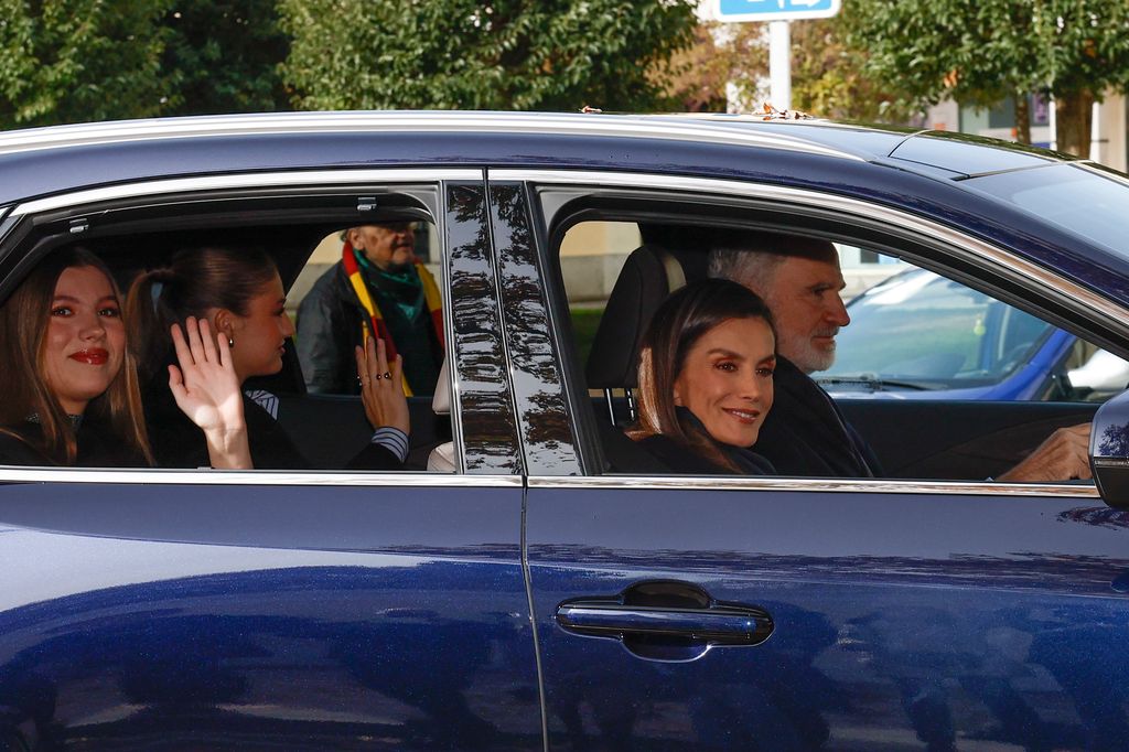 Felipe VI, doña Letizia, la infanta Sofía y la princesa Leonor llegan al almuerzo en El Pardo