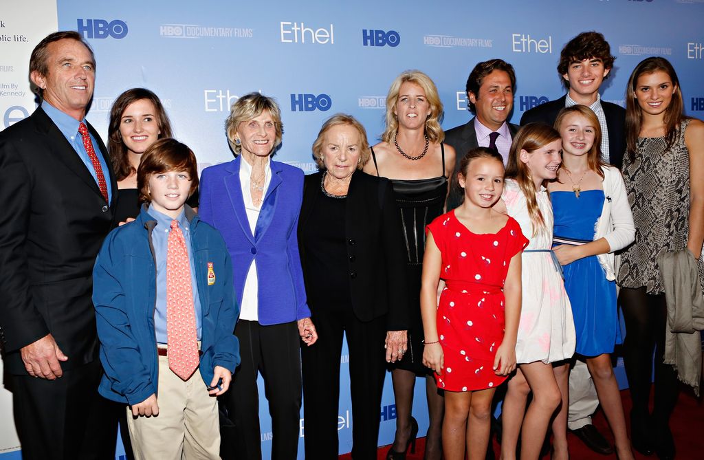 Robert Kennedy Jr., Jean Kennedy- Smith, Ethel Kennedy, Rory Kennedy, Mark Bailey, Conor Kennedy y más miembros de la familia Kennedy en la premier de "Ethel" en 2012.