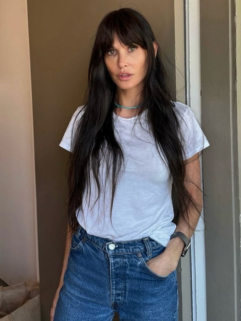 Demi Moore con flequillo, camiseta blanca y jeans