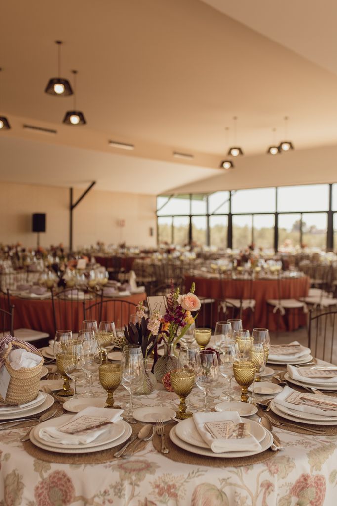 Mesa de boda con manteles estampados