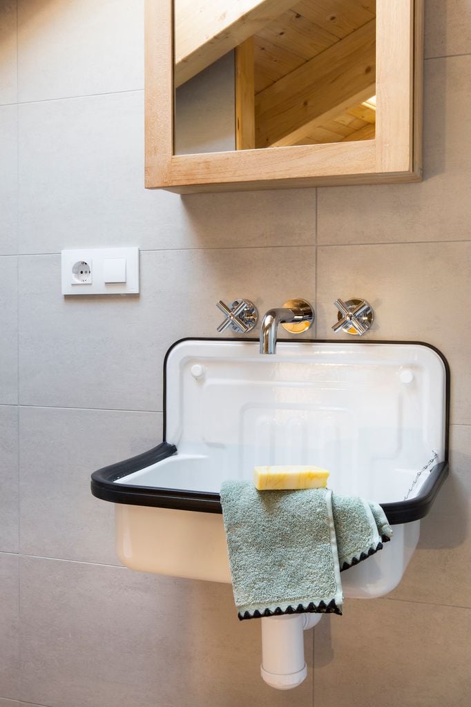 Baño con lavamanos Bucket Sink.