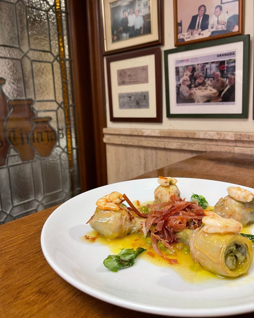 Uno de los platos degustados por la soberana, alcachofas, jamón de Trevélez y gambas