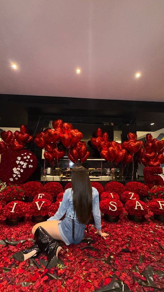 Fernanda Gómez posó así junto a su regalo de aniversario.