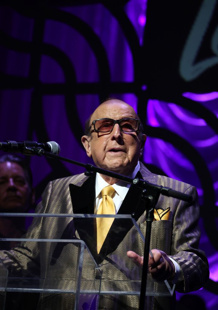 Clive Davis durante una conferencia