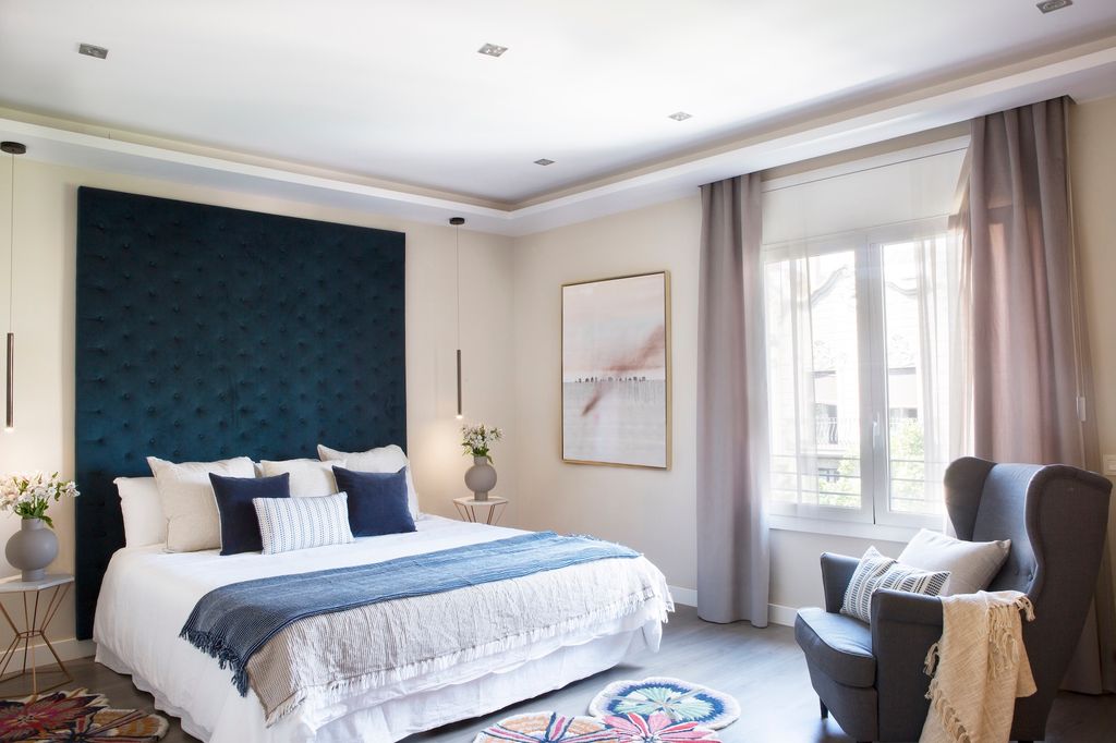 Dormitorio con cabecero azul. 