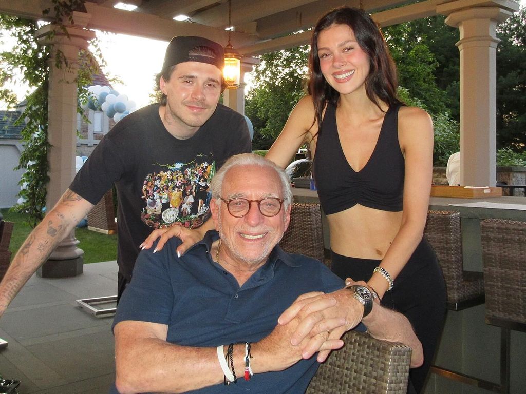 Brooklyn Beckham se dejó ver feliz con Nicola y su padre Nelson Peltz, en la celebración de cumpleaños del empresario.