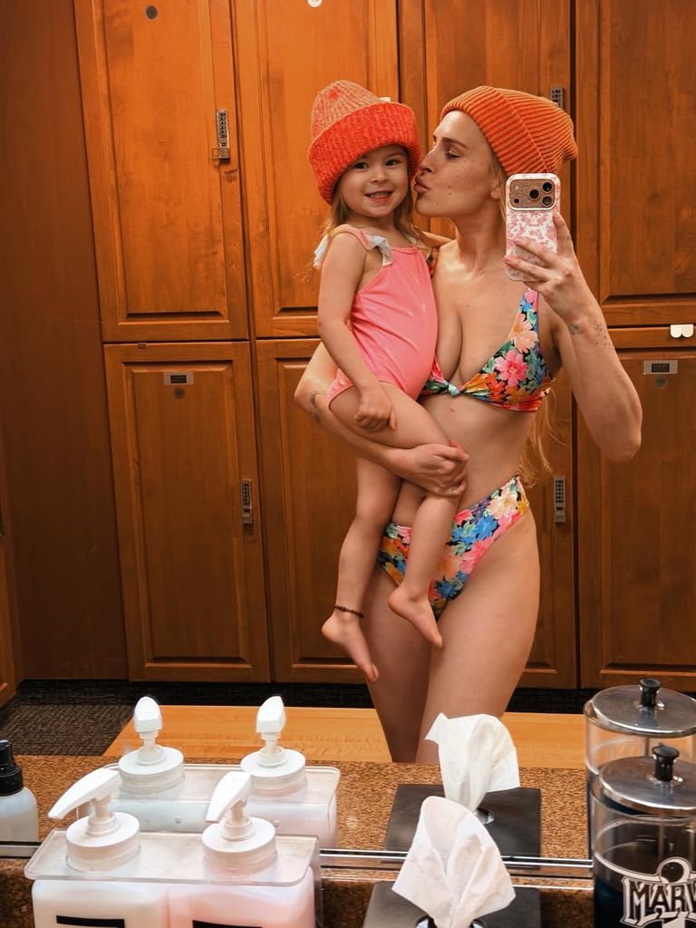 Rumer Willis ha obtenido la custodia física principal de su hija Louetta tras meses de enfrentamiento judicial con su expareja, Derek Richard Thoma