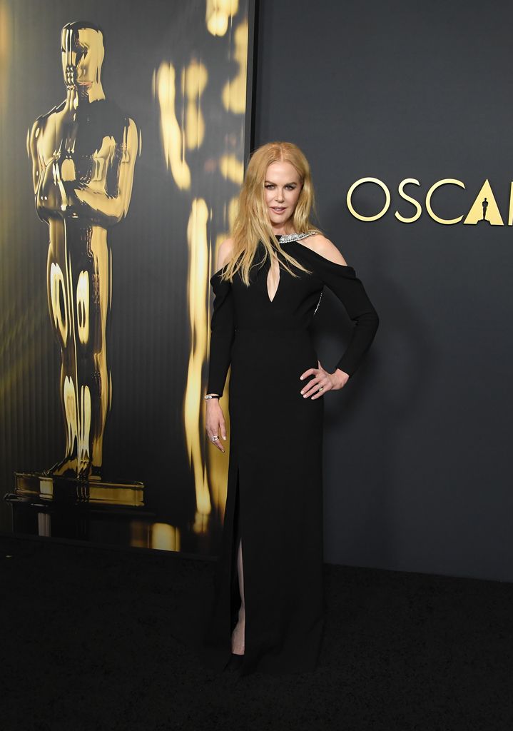 Plano entero de Nicole Kidman con vestido negro con abertura y escote cruzado