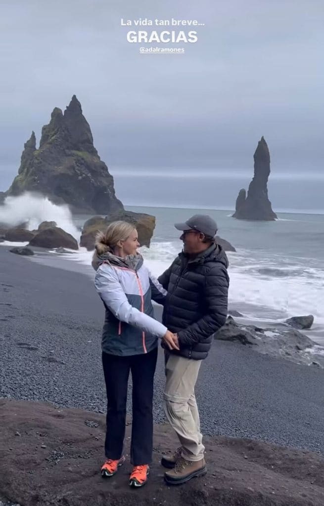 Karla de la Mora y Adal Ramones en Islandia