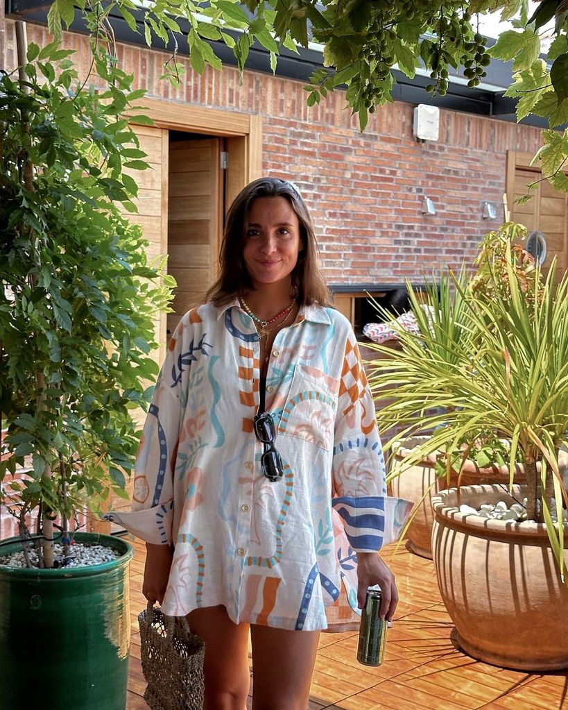 Marta Pombo con vestido fluido estampado