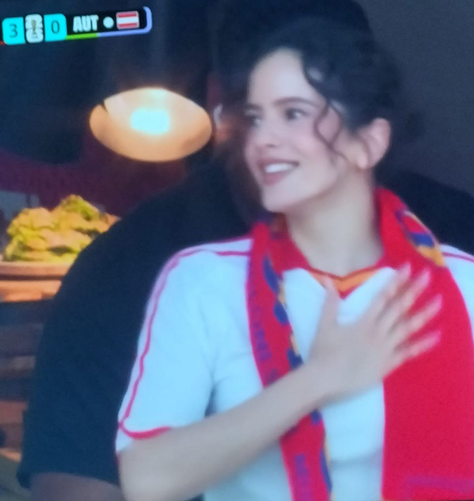 Rosalía celebrando el gol de Oyarzabal