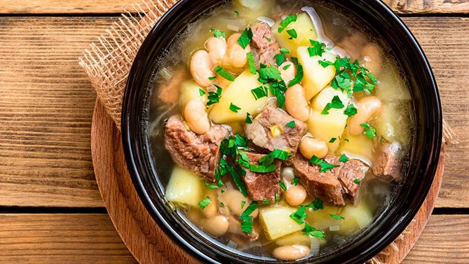 Sopa de pecho de ternera con judías blancas y puerro
