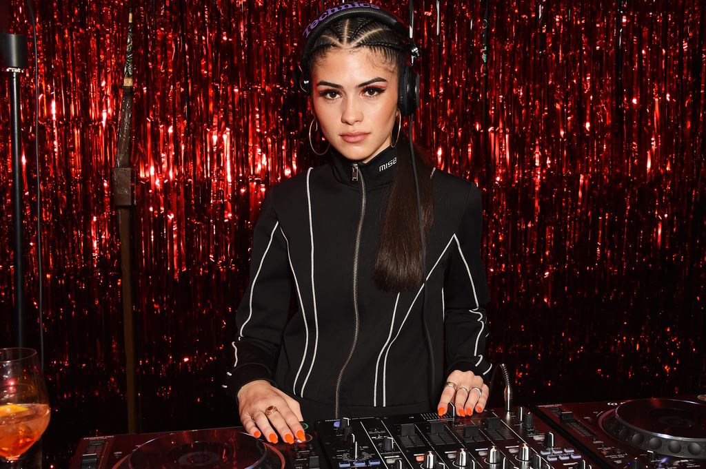 Plano medio de Kim Turnbull tocando en una fiesta