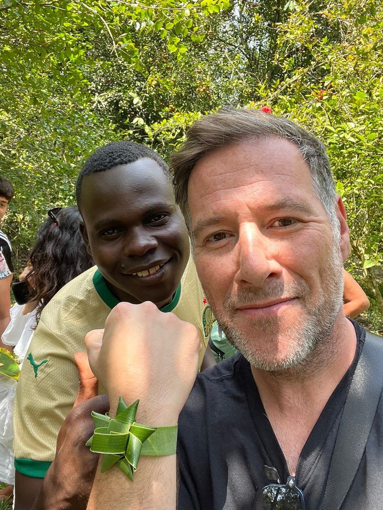 Carlos posa con una persona que ha conocido en su último viaje