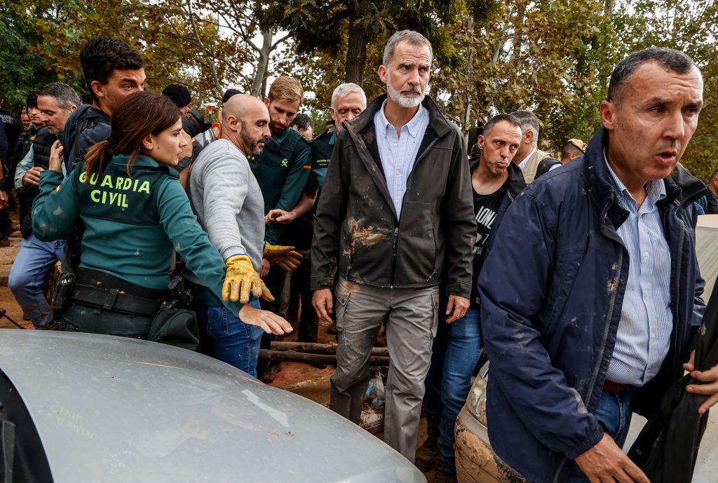Plano medio del Rey Felipe entre la multitud en su visita a las zonas afectadas por la DANA