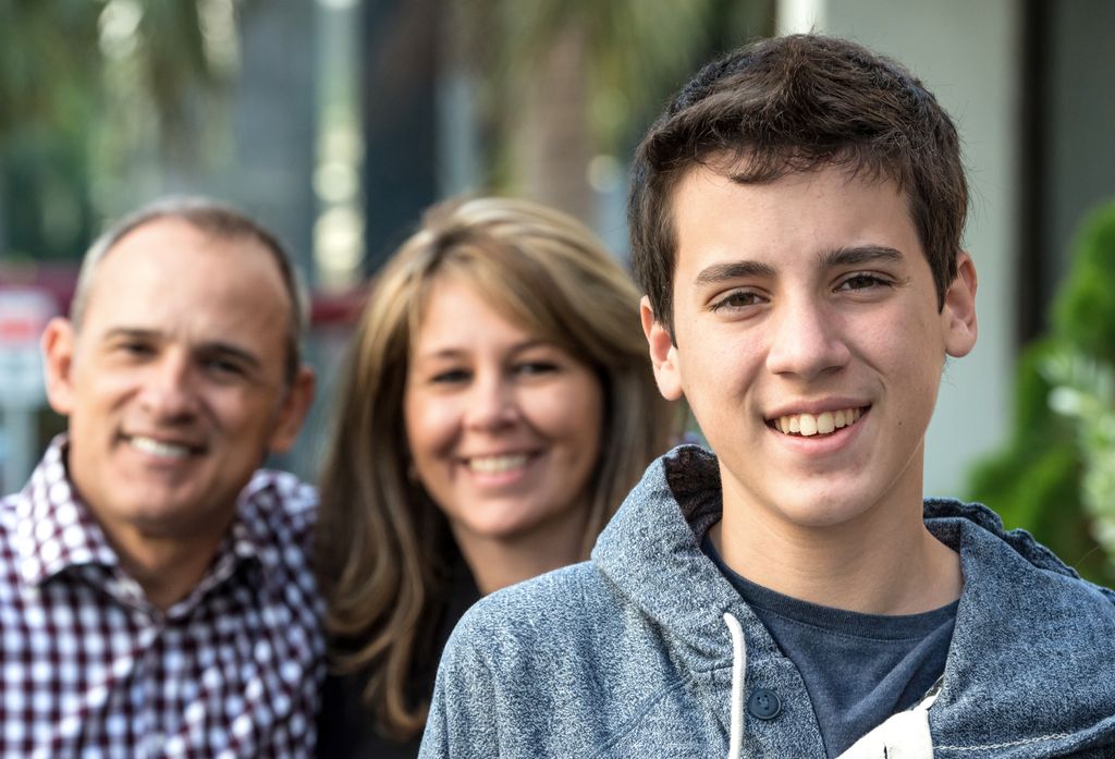 Adolescente con sus padres