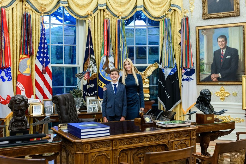 Ivanka posó feliz con su hijo en la Oficina Oval.