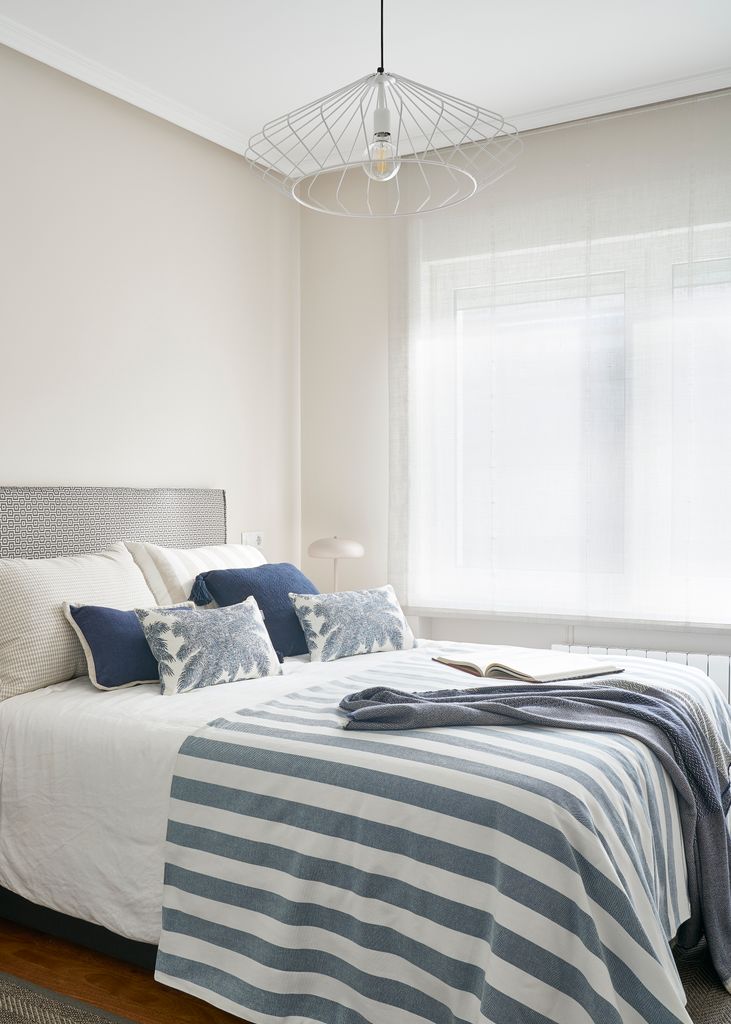 Dormitorio con lámpara de techo 