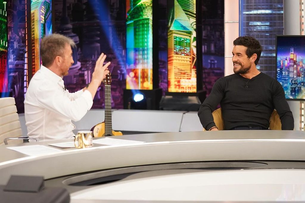 Plano medio de Mario Casas con Pablo Motos en El Hormiguero