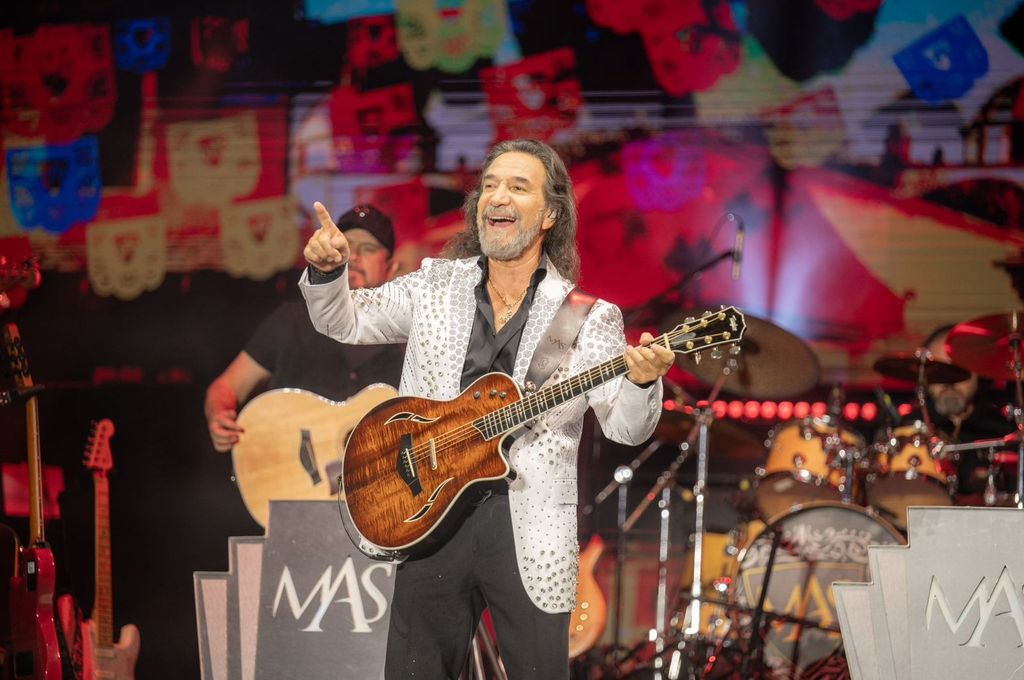 Marco Antonio Solís deleitó a su público con lo mejor de su repertorio.