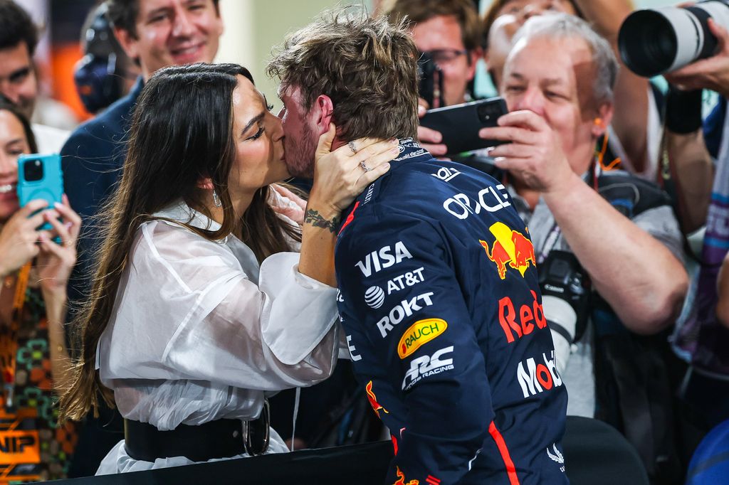 El beso del piloto neerlandés a su pareja, este sábado en Abu Dabi tras lograr la 'pole position'