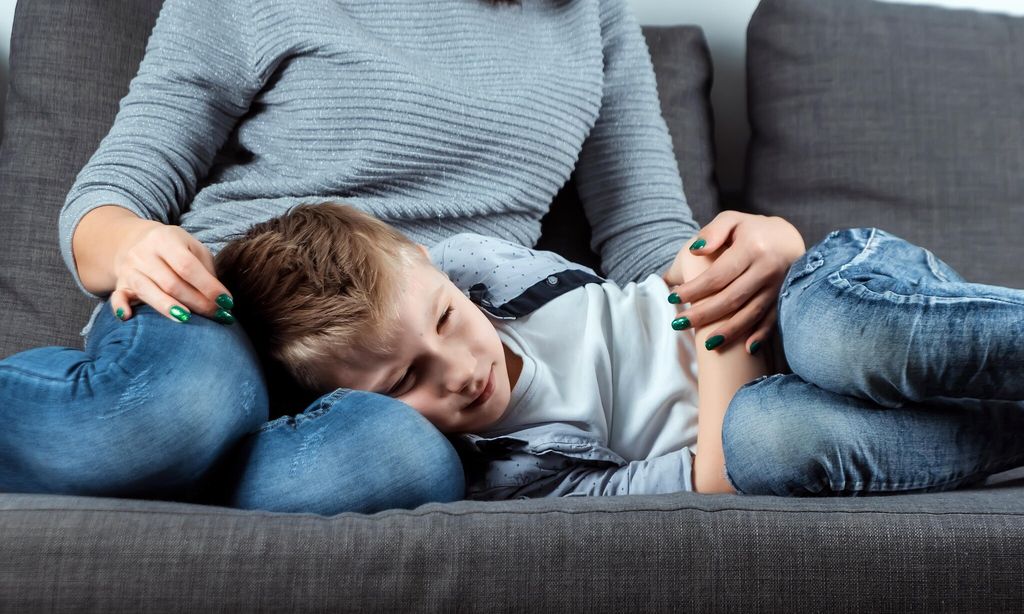 ni o estre ido tumbado en el sof sobre su madre