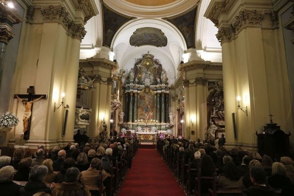 La misa en memoria de la española que reinó en Bélgica se celebró en la parroquia de Santa Bárbara