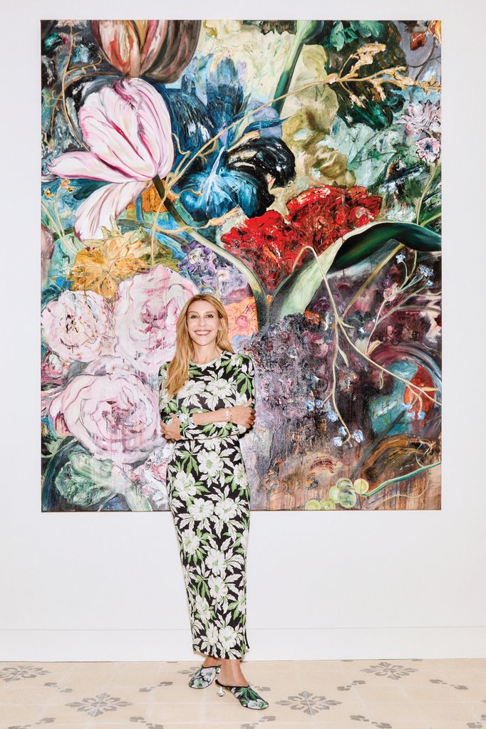 Amalia Amoedo con una pintura del artista argentino Juan Becú. 