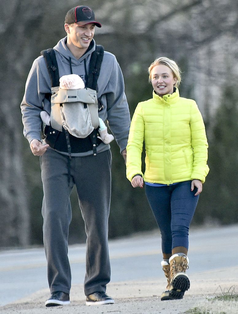 Hayden Panettiere y Wladímir Klichkó con la hija de ambos, dando una caminata en Nashville, Tennessee, en marzo de 2015.