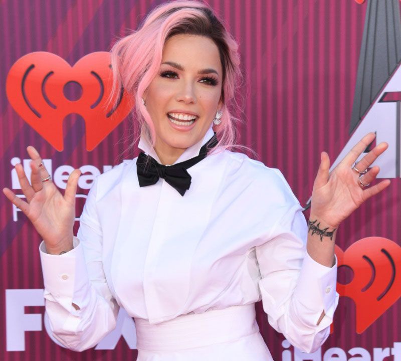 Halsey con cabello rosa