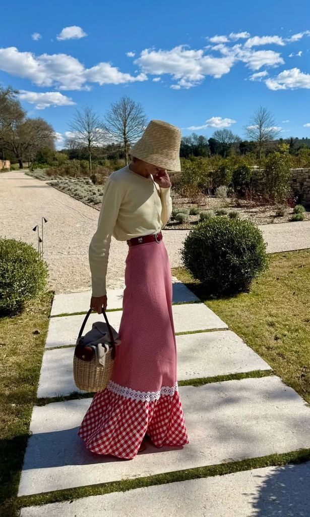 Inés de Cominges, la aristócrata experta en llevar sombrero de rafia y capazo en todos sus planes, de más casuales a superelegantes