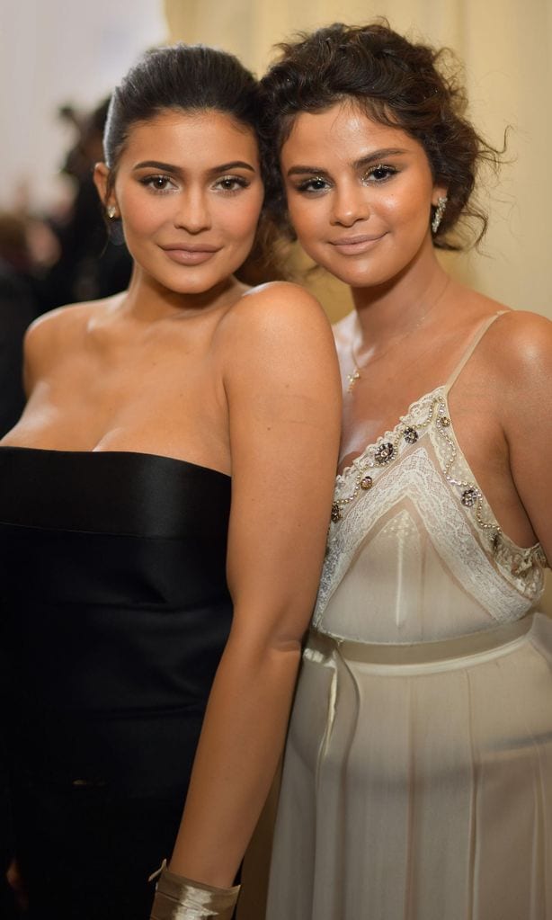 Selena Gomez y Kylie Jenner HO4147