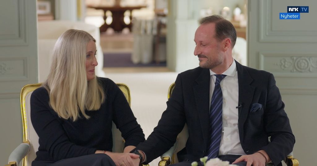 Mette-Marit, emocionada, agarra las manos de su marido Haakon